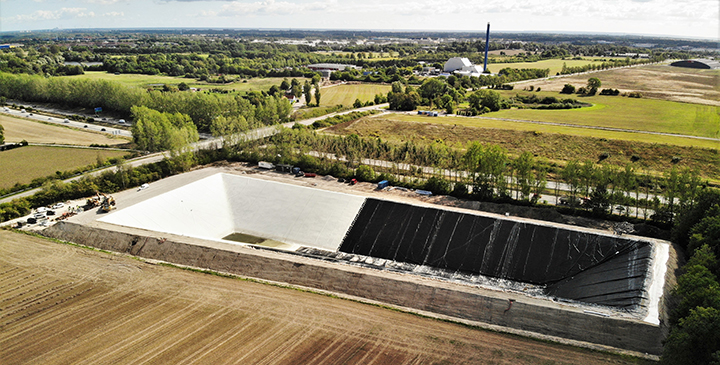 Stort damvarmelager under opførsel